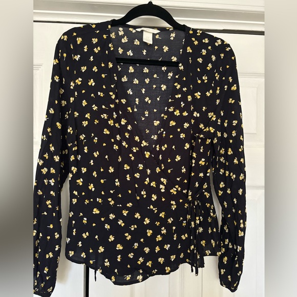 HM sz 10 wrap top - Picture 5 of 5